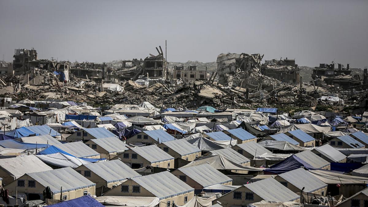 Sam Rose, director de UNRWA en Gaza: "Seamos honestos: después de más de dos años de desplazamiento, la gente necesita más que tiendas de campaña y lonas de plástico"