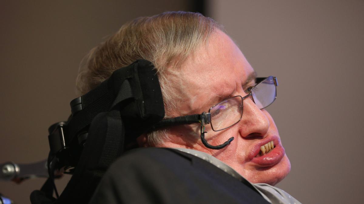 Stephen Hawking, científico: "Acuérdate de mirar las estrellas y no a tus pies"