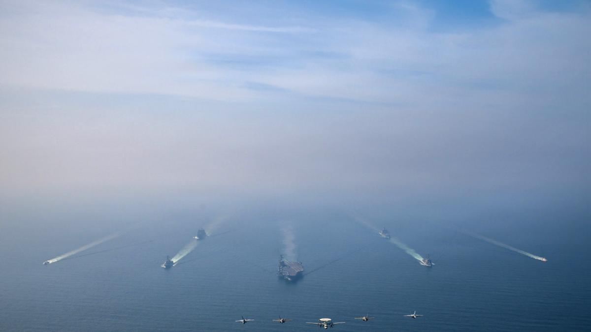 Irán dice haber atacado el 'Abraham Lincoln' y EEUU confirma tres muertos en su operación contra Teherán