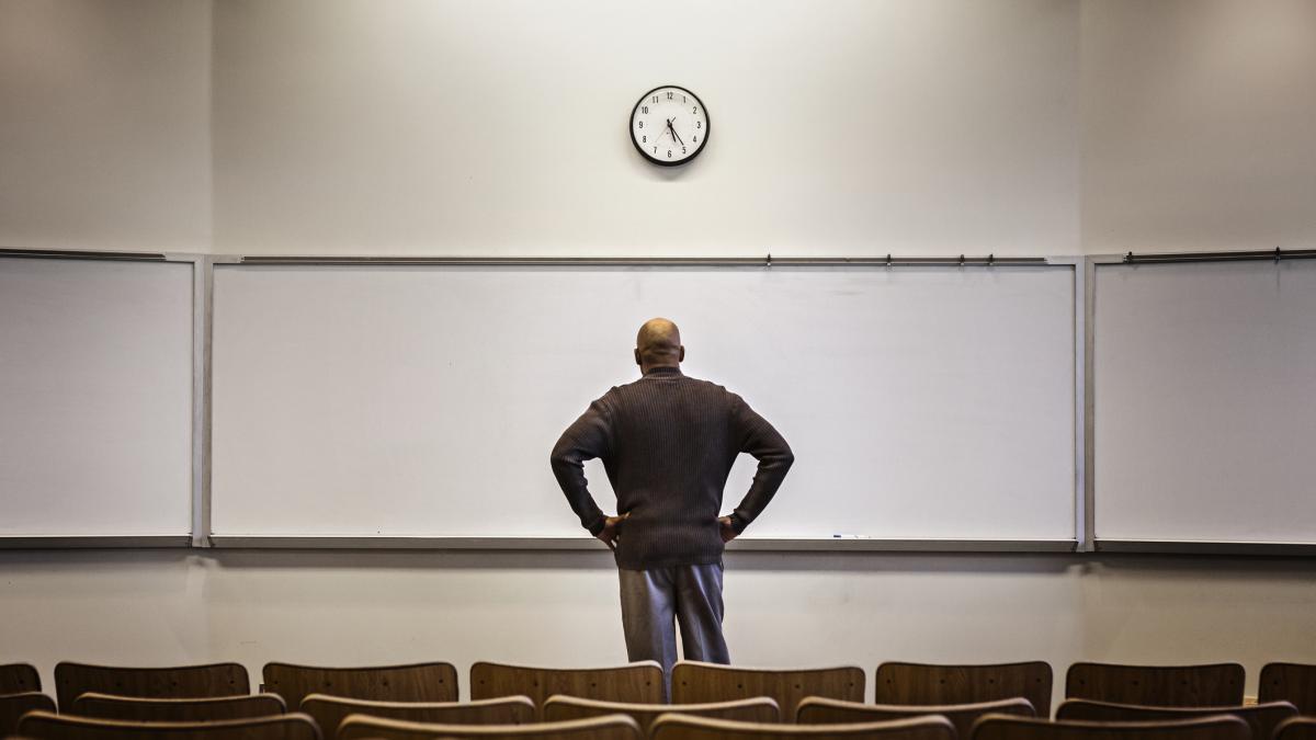 Juan José Reina, maestro: "Si aprendieran la caverna de Platón, sabrían que hoy la caverna es tu pantalla y los vendehumos son quienes proyectan esas sombras"
