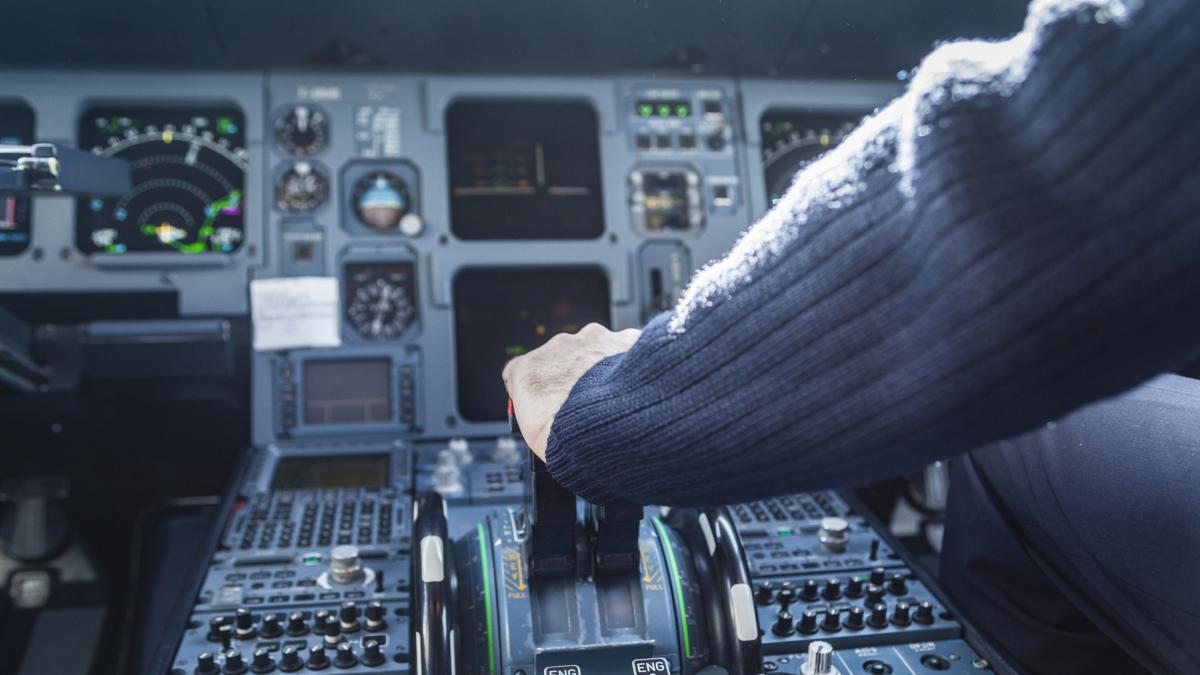 Hugo, piloto con 6.000 euros al mes: "A los 25 volví a casa de mi padre convencido de que nunca lo iba a conseguir; ahora invito a cenar a mis amigos que están peor"