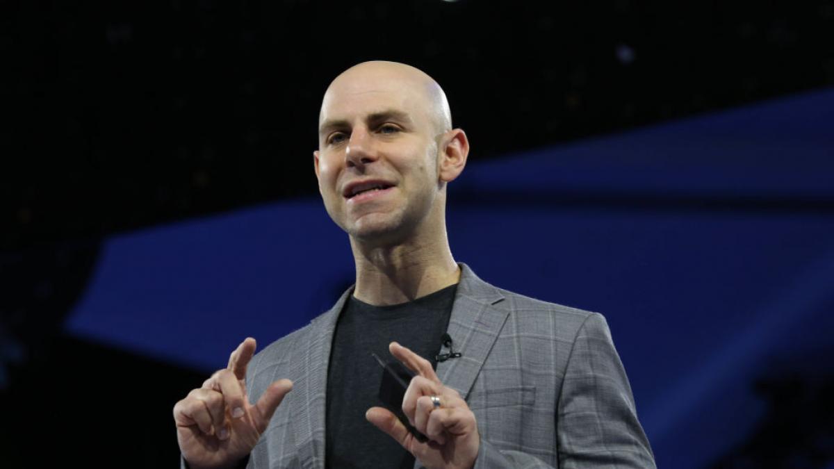 Adam Grant alerta sobre el impacto de la IA en el empleo y la sociedad