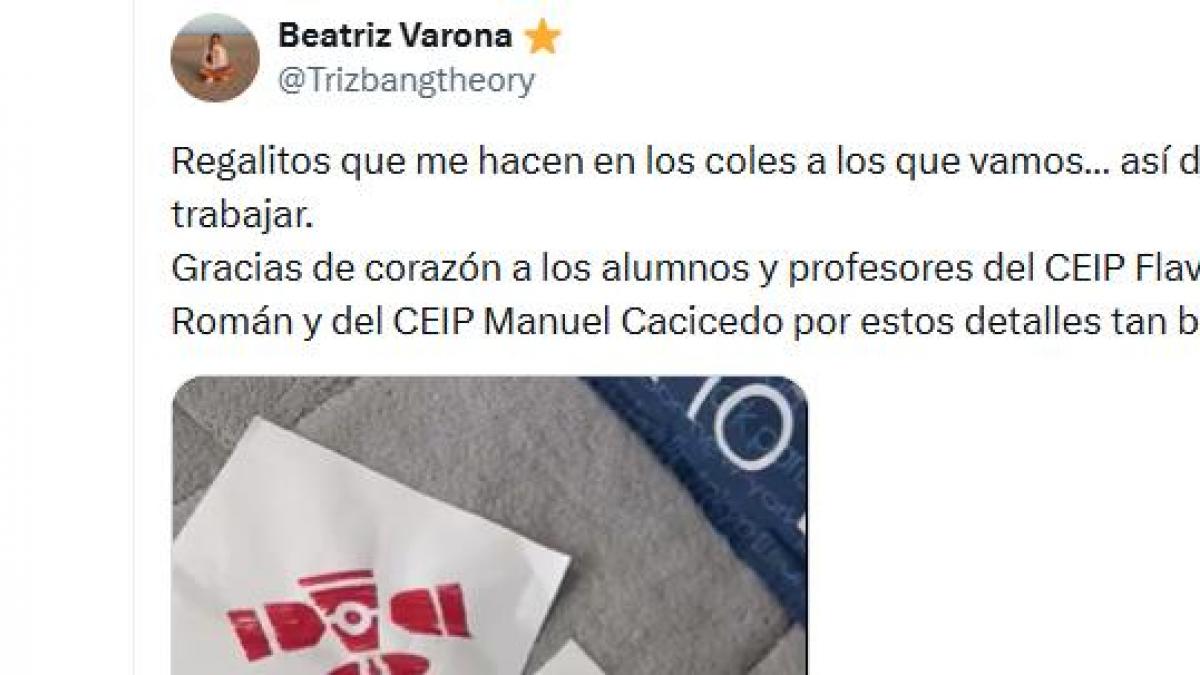 Una astrónoma va a dos colegios y los regalos que recibe son de esos detalles que merecen la pena