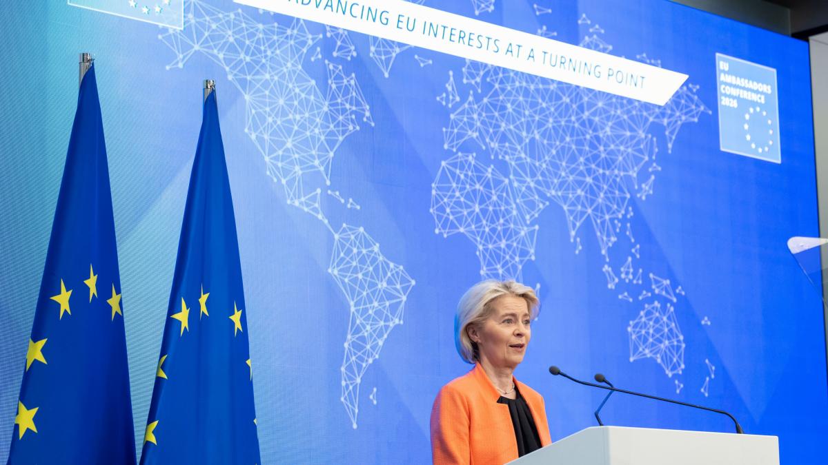 Giro en la UE: Von der Leyen quiere fusionar empresas para crear grandes multinacionales que compitan con los gigantes chinos y estadounidenses