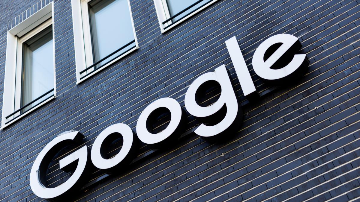 Google restringe el acceso a su IA interna porque demasiados empleados la usan: la herramienta "Agente Smith" programa código sola mientras los trabajadores duermen