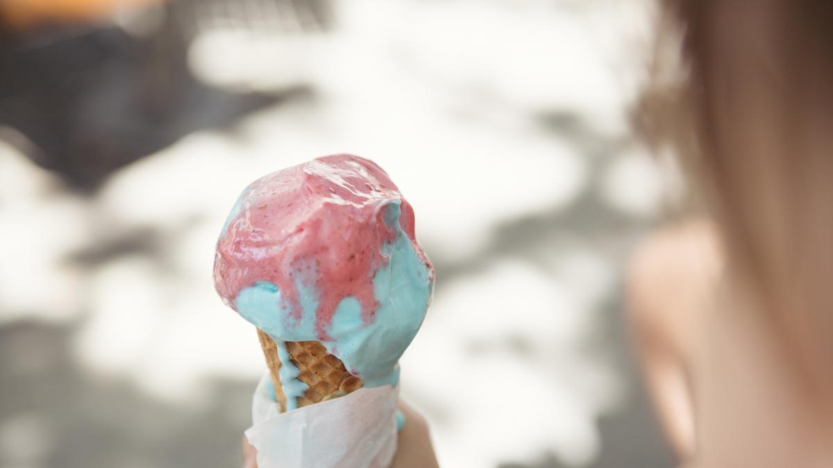 Un cliente le pide un helado y se lo devuelve al verlo así: 