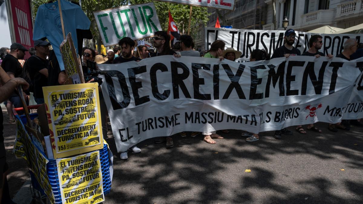 Ya es oficial: Cataluña sube la tasa turística desde abril y destinará el 25% de lo que paguen los turistas a solucionar la emergencia habitacional