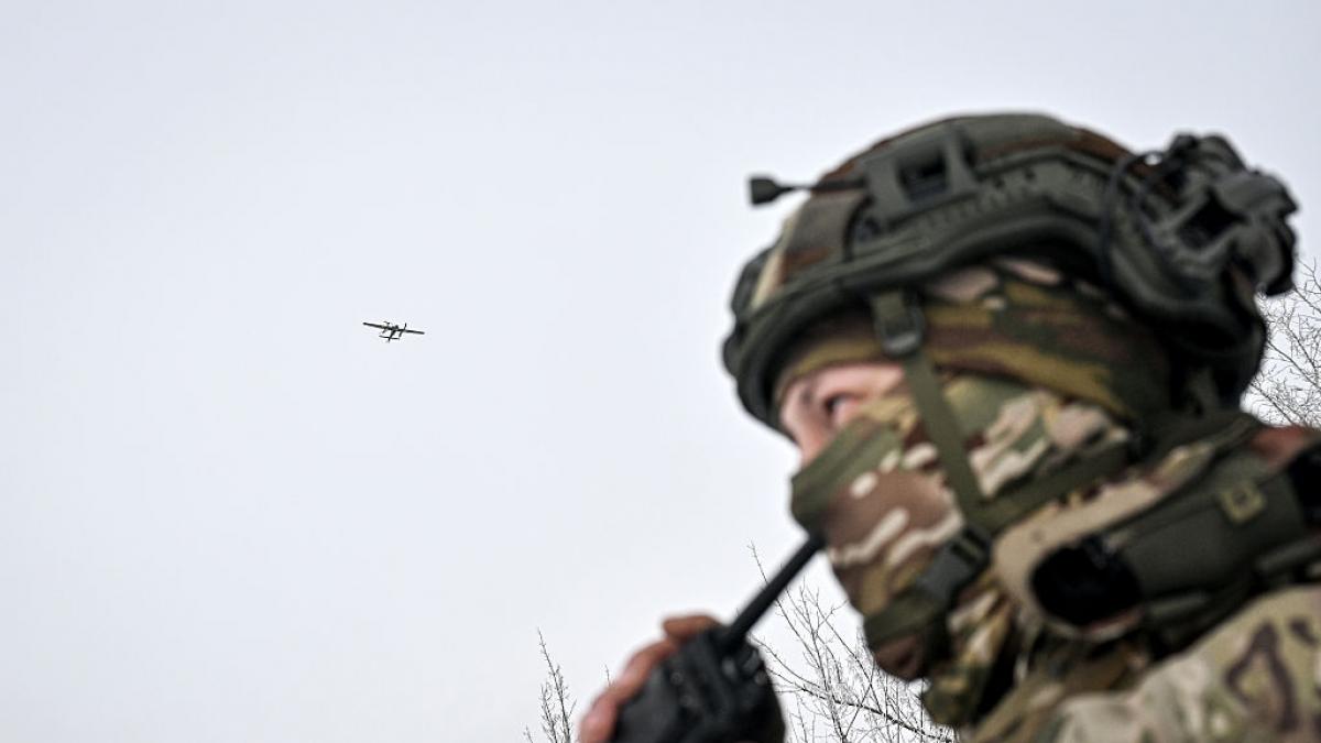 Ucrania prueba por primera vez exoesqueletos en combate real: los artilleros cargan obuses de 50 kilos con IA que adapta el esfuerzo en tiempo real