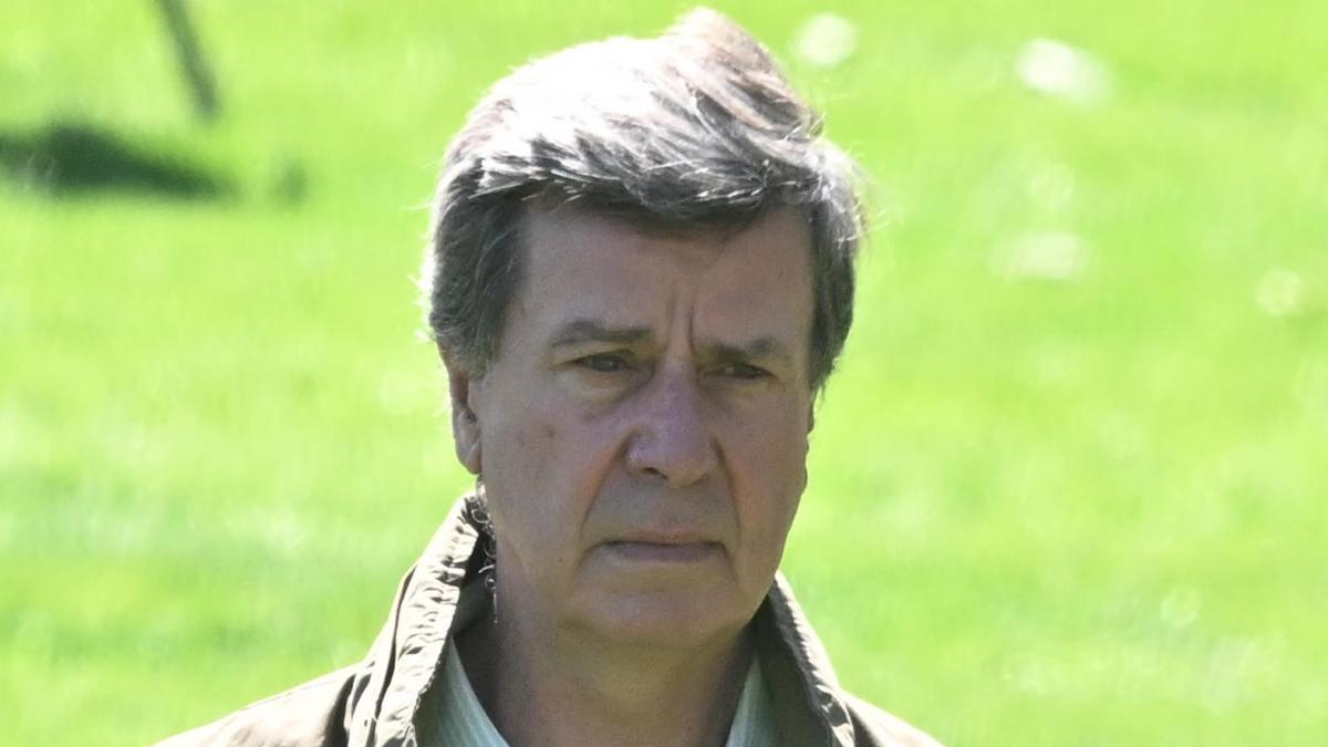 Cayetano Martínez de Irujo hace una 'levantá' al cristo de los Gitanos de Sevilla y lo que hace le sale caro