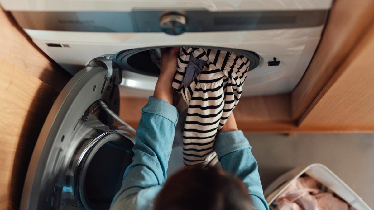 Los investigadores chinos no dan crédito: crean un tejido que se limpia solo sin detergente y reduce el consumo de la lavadora un 82% después de 100 lavados