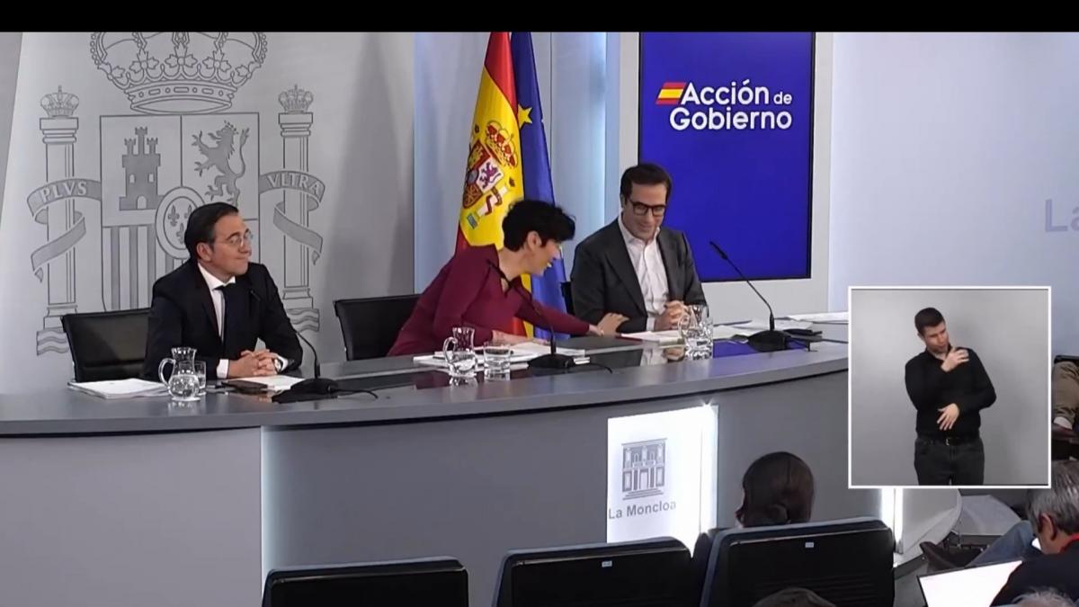 Elma Saiz y Carlos Cuerpo protagonizan un divertido momento en plena rueda de prensa que recuerda al "no, cuelga tú"