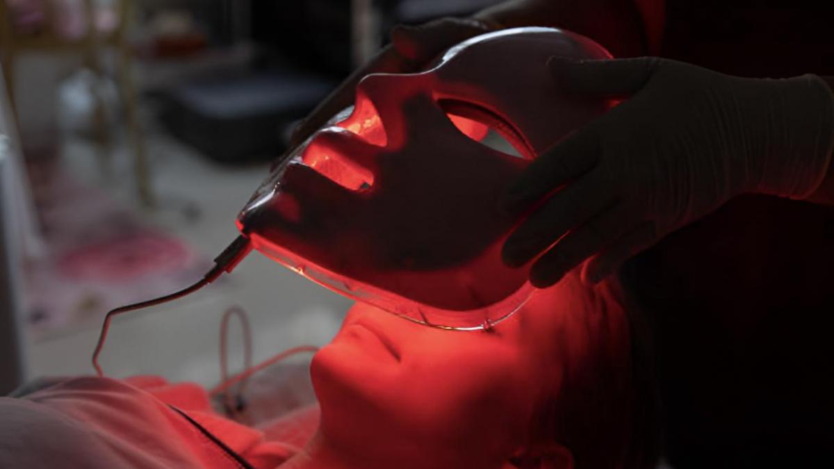 Las máscaras LED de luz roja cuestan hasta 350 euros pero los estudios que las respaldan no tienen grupo de control: así funciona el marketing que vende "linternitas a precio de oro"