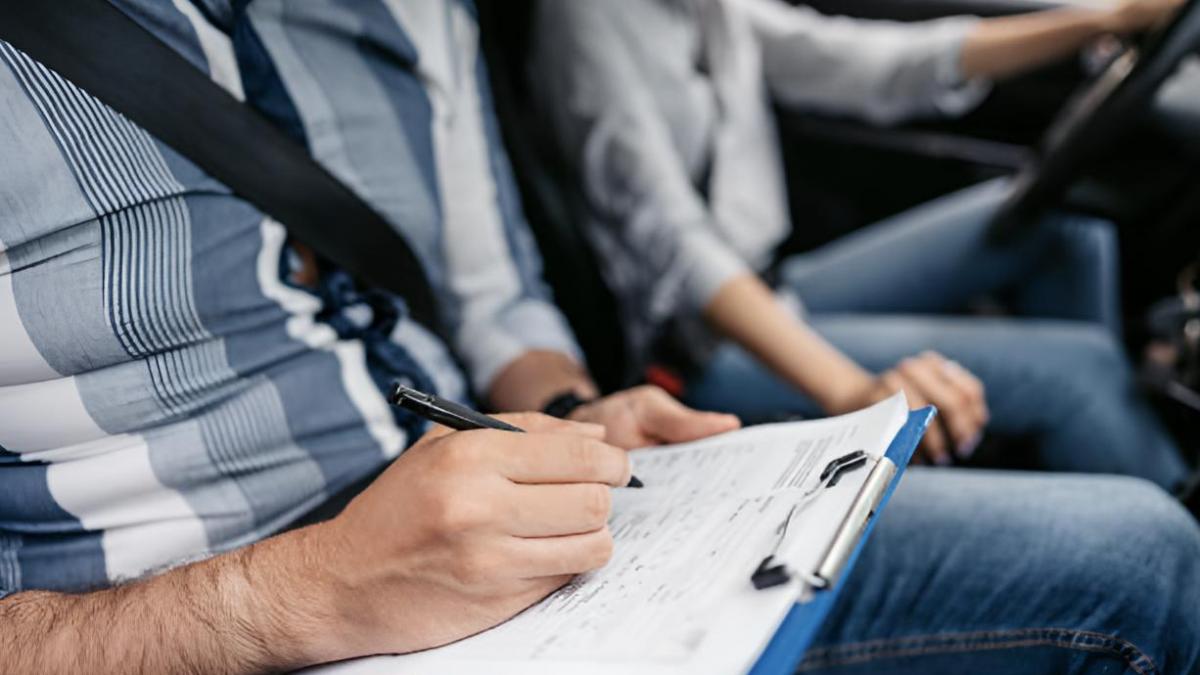 Un profesor de autoescuela 'sopla' a sus alumnos las respuestas del teórico con pinganillos y cámaras ocultas: los expertos creen que solo es la punta del iceberg