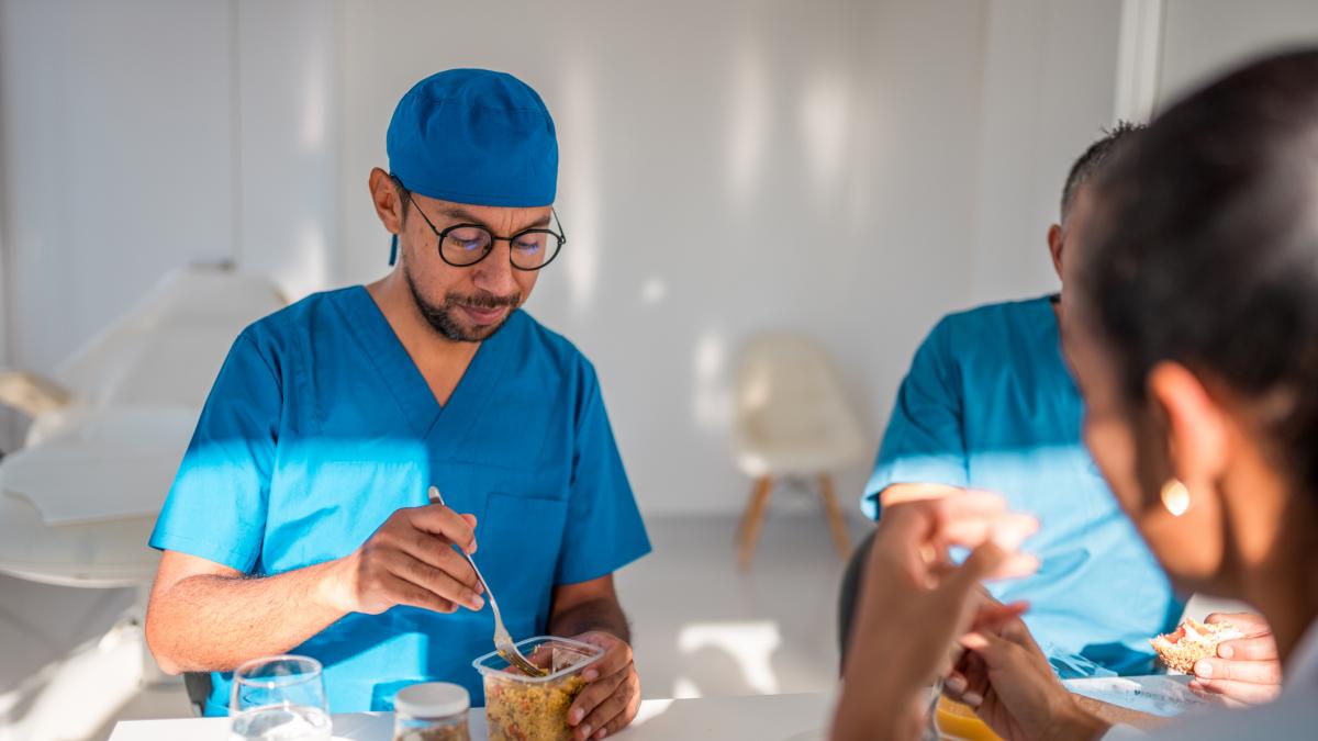 Álvaro Campillo, médico: "Por la mañana desayuno un café con 14 especias. Después tomo un té y nada más hasta el mediodía, solo hidratación"