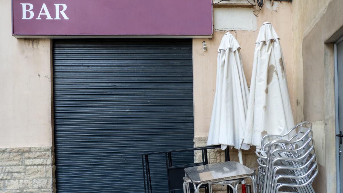 Recoge las mesas, apaga las luces del bar y aparecen dos clientes a última hora: "¿No me puedes poner nada?"