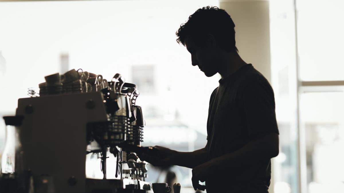 Hace un comentario racista a uno de los camareros del restaurante: el dueño interviene y le da una lección que no olvidará
