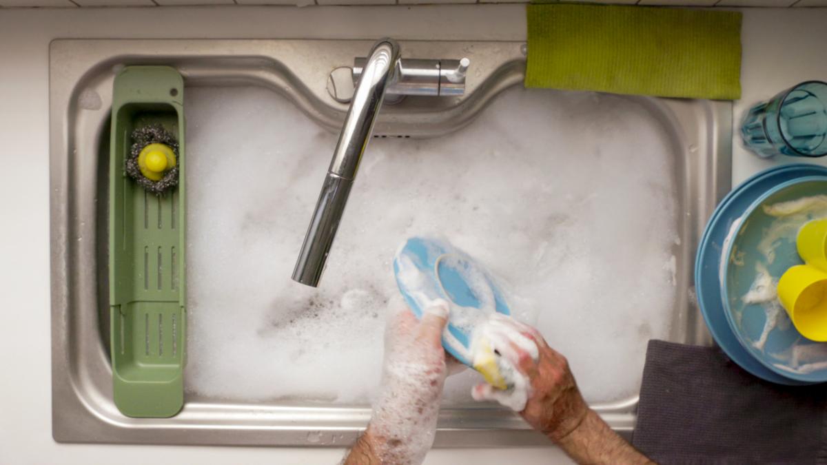 Laura Varo, experta en orden y hogar, desmonta los mitos de la limpieza: "Las bacterias se nutren del jabón"