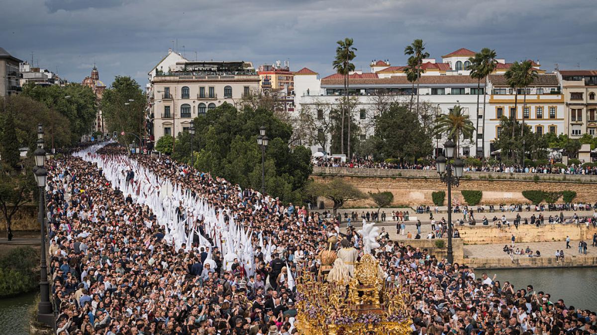 Alberto del Campo, antropólogo: "Cada vez estamos convirtiendo la Semana Santa en otro elemento más de desigualdad, de distinción, de diferencias"