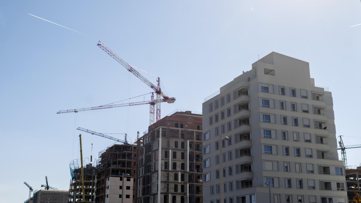 España construyó solo 11.104 viviendas protegidas en 2025, un 22,7% menos que el año anterior: en los noventa se levantaban 60.000 al año y hoy el parque público es un tercio del europeo