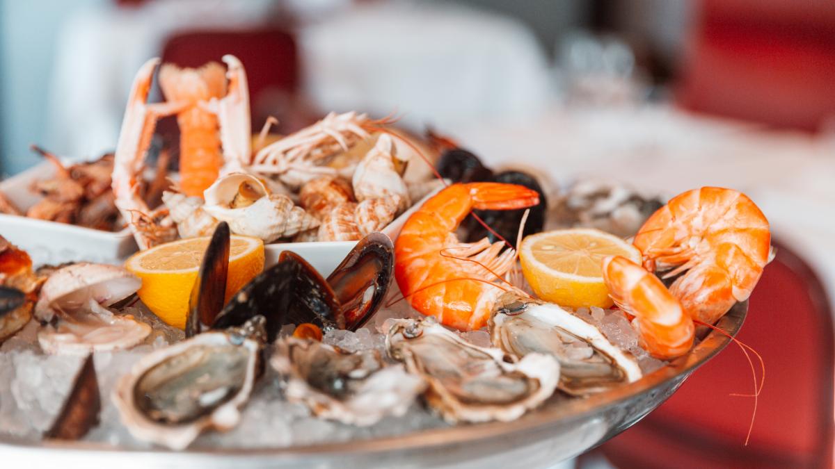 Piden ostras, gambas y pescado fresco, llega una cuenta de 387,50 euros y aplican la estafa del cigarro y el bolso