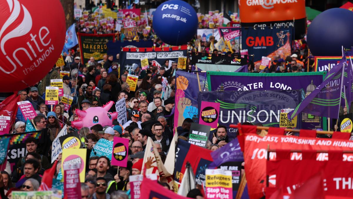 Londres se une contra la ultraderecha: decenas de miles de manifestantes recorren las calles en una protesta masiva contra la extrema derecha