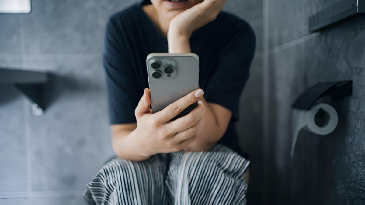 Markus, profesor de Microbiología: "Ni se te ocurra llevar el móvil al baño y luego meterte en la cama: es mucho más peligroso que dormir con ropa de la calle"