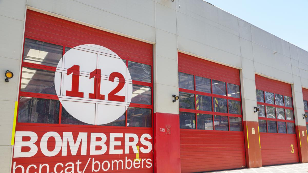 Un incendio en el Puerto de Barcelona quema un vehículo y varios contenedores de mercancías