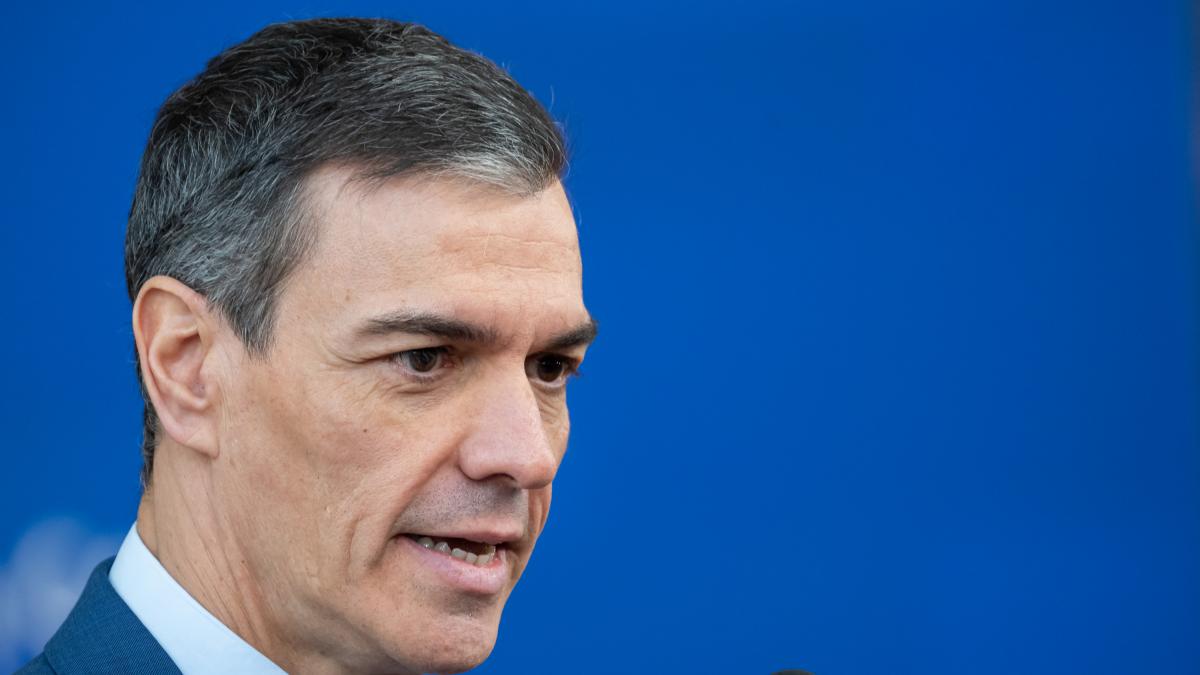 El ‘no a la guerra’ de Pedro Sánchez está elevando la bandera de España a rincones inesperados