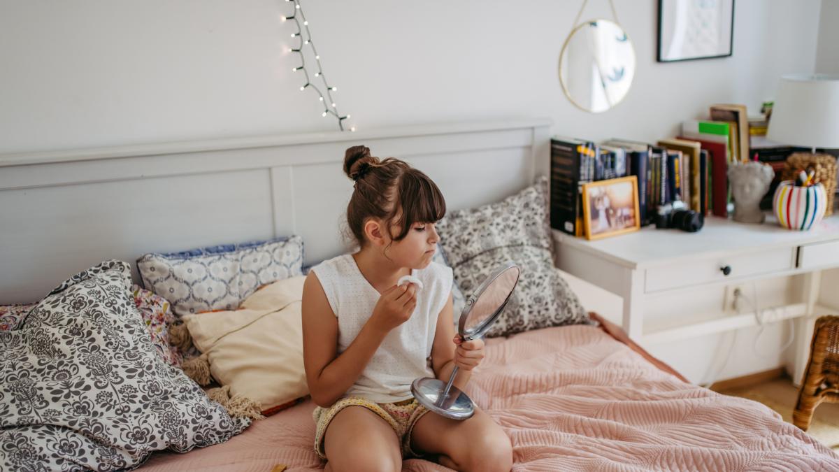 Los dermatólogos coinciden: las niñas no necesitan cremas antiedad y la "cosmeticorexia" que se propaga en TikTok puede crear ansiedad por la piel que dura toda la vida