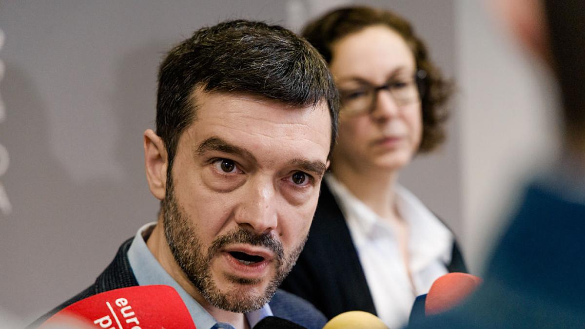 Consumo avisa a 13 fondos e inmobiliarias de que han de aceptar prorrogar alquileres en sus 100.000 viviendas