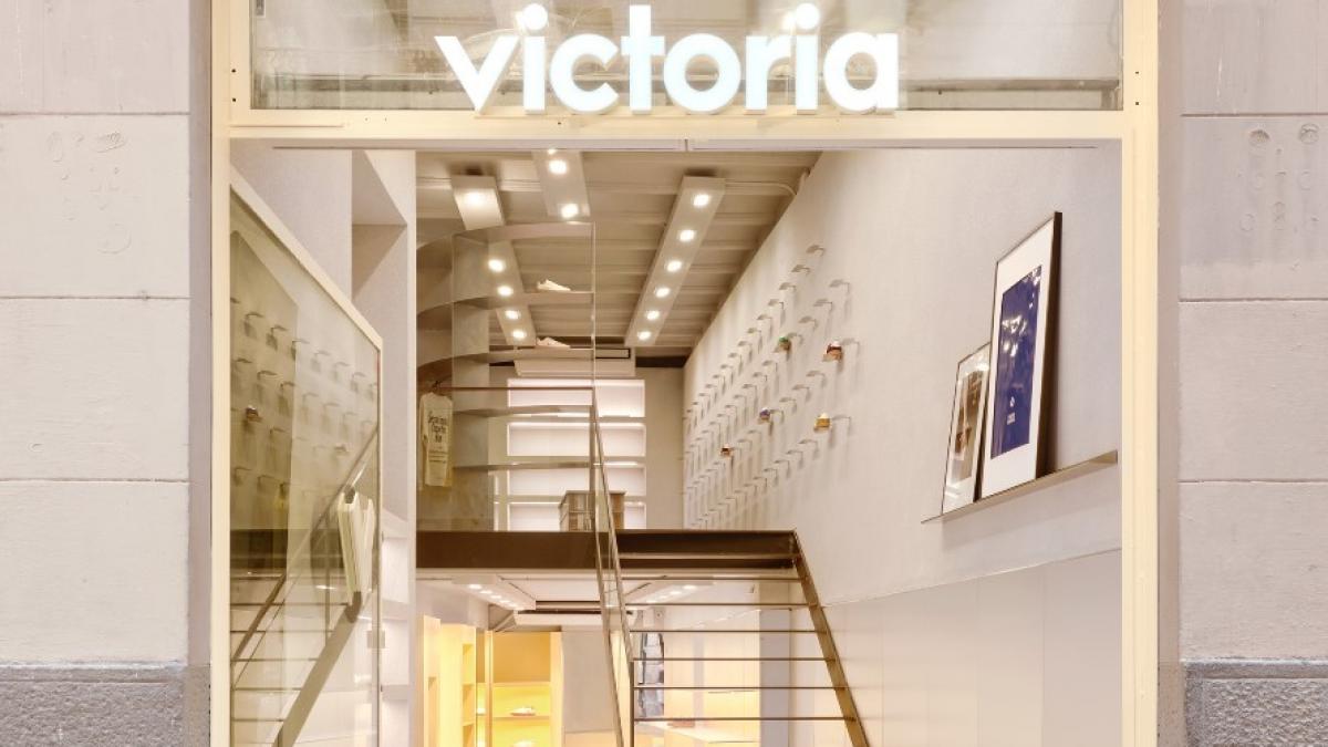 La fábrica española que hace zapatillas desde 1915 en La Rioja: quebró en 1999 y hoy vende en 56 países con una sede que genera su propia energía y no necesita calefacción ni aire acondicionado