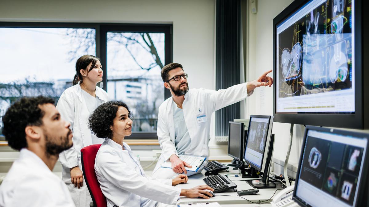 Los médicos especialistas privados son los profesionales mejor pagados de España con 56.832 euros: su salario subió un 12,4% en 2025, cuatro veces más que la media del país