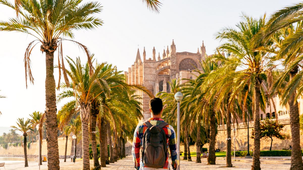 Alicia, mallorquina, sobre lo que está pasando en las islas:  Hay dos idiomas oficiales en Baleares y vas a un bar y te hablan en inglés 