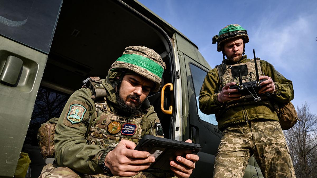 Ucrania produce 2.000 drones interceptores al día y ahora desarrolla enjambres donde un solo piloto controla varios a la vez: cada dron ucranio cuesta 1.200 dólares frente a los 100.000 del ruso