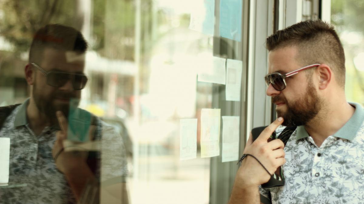 Daniel Hakimi, abogado y experto en moda: "Cuanto más pobres nos volvemos, más obsesionados estamos con la estética de la riqueza"