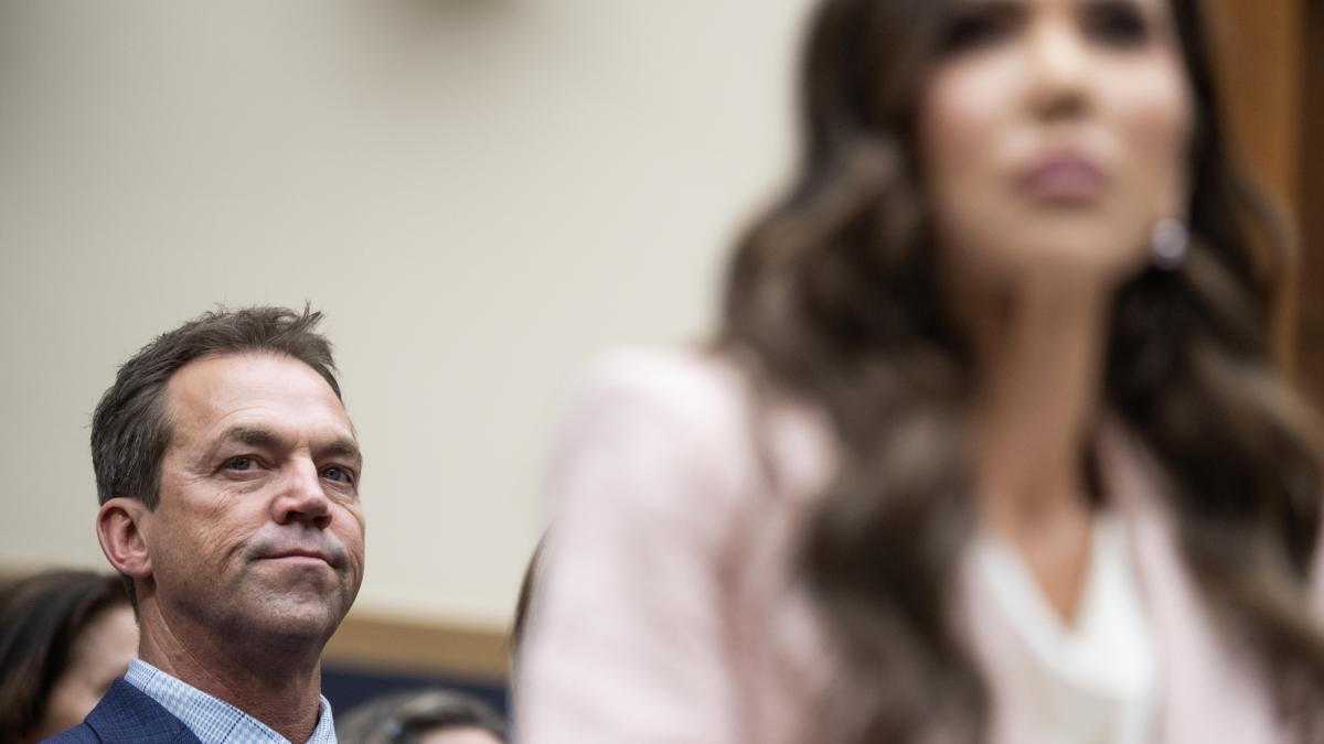 El marido de Kristi Noem, en la diana: filtradas fotos travestido y mensajes sexuales a mujeres