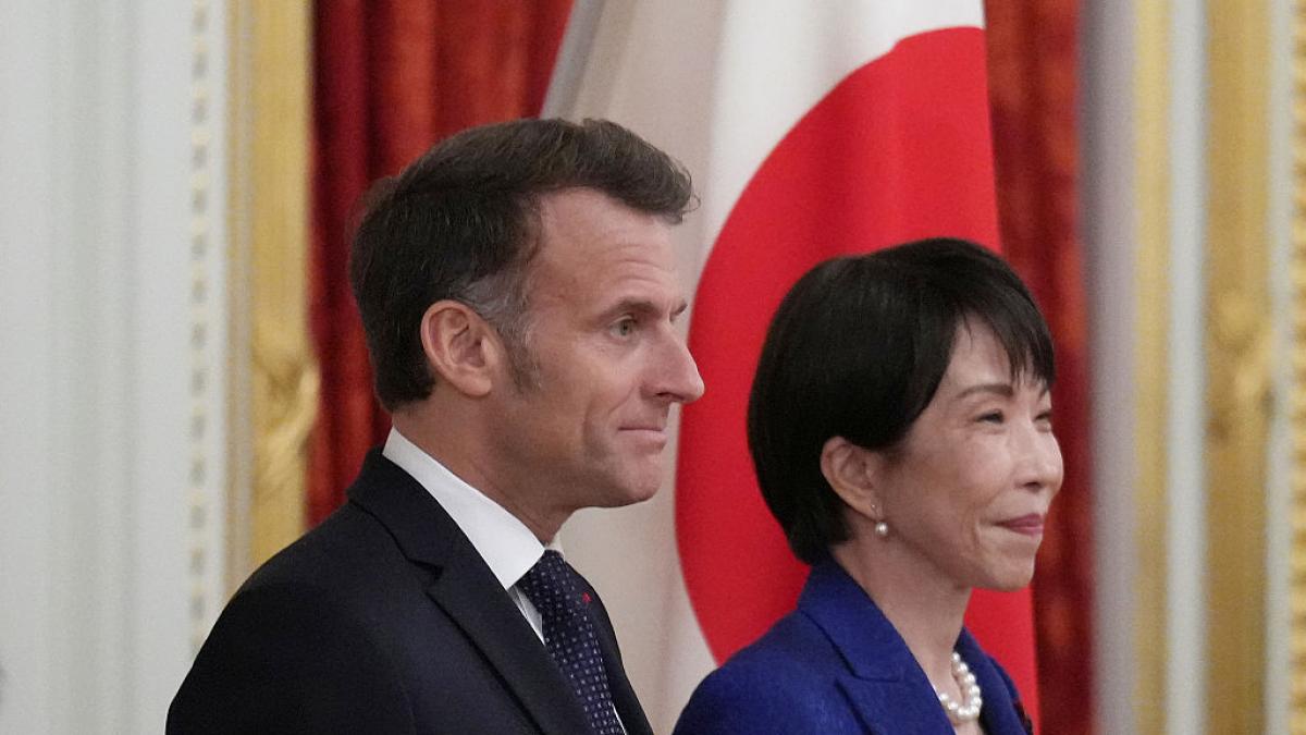El saludo entre Emmanuel Macron y la primera ministra de Japón que está dando la vuelta al mundo
