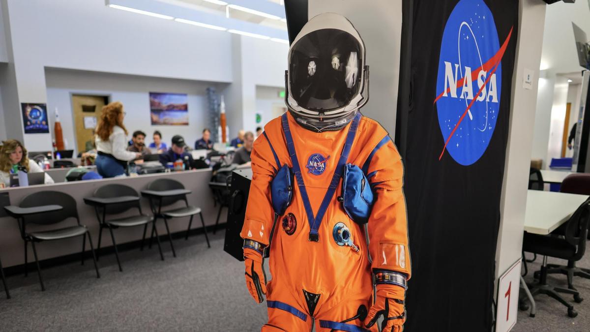 Los trajes naranjas de los astronautas de la Artemis 2 llevan oxígeno, comida, agua y bolsas para orinar: están diseñados para sobrevivir 6 días en ellos si hay una emergencia