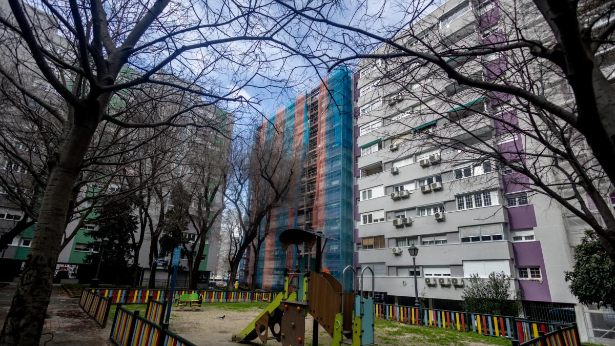 Manuela Navarro, 71 años, vecina de Orcasitas y Cruz de la Orden del Mérito Civil: "Muchos no encienden la calefacción porque no la pueden pagar, pero desde que rehabilitamos los 90 bloques al menos no pasan frío"