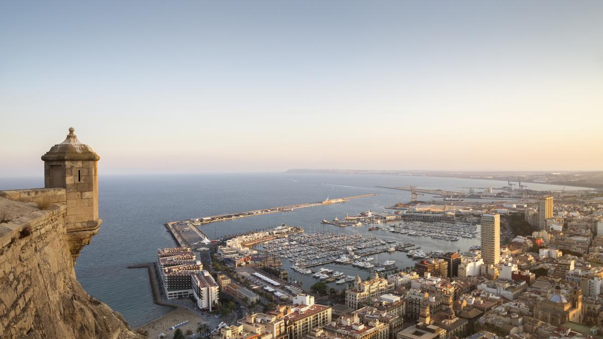 Brian vendió su casa en Estados Unidos con 40 años y se mudó a Alicante con su familia: "Allí la guardería costaba más que la hipoteca; aquí pagamos la mitad y los niños van a la playa cada día"