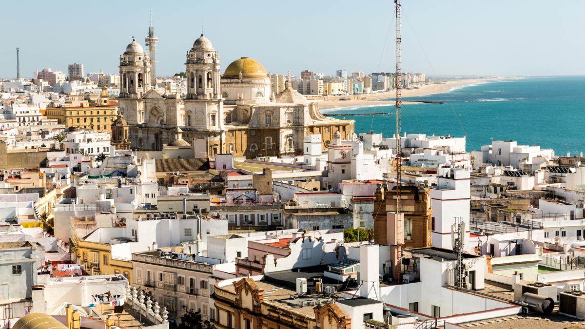 La pastelería 'El Pópulo' de Cádiz cierra tras 178 años porque el dueño del edificio lo vende: "Se cierra un negocio que va bien, los nuevos dueños quieren hacer otra cosa"