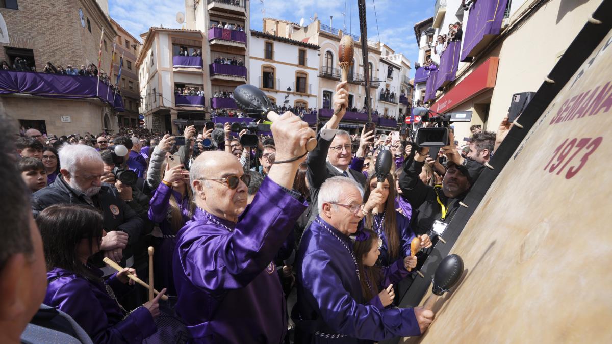 Antonio Resines se adelanta al protagonizar la Rompida de la Hora de Calanda en un Viernes Santo multitudinario