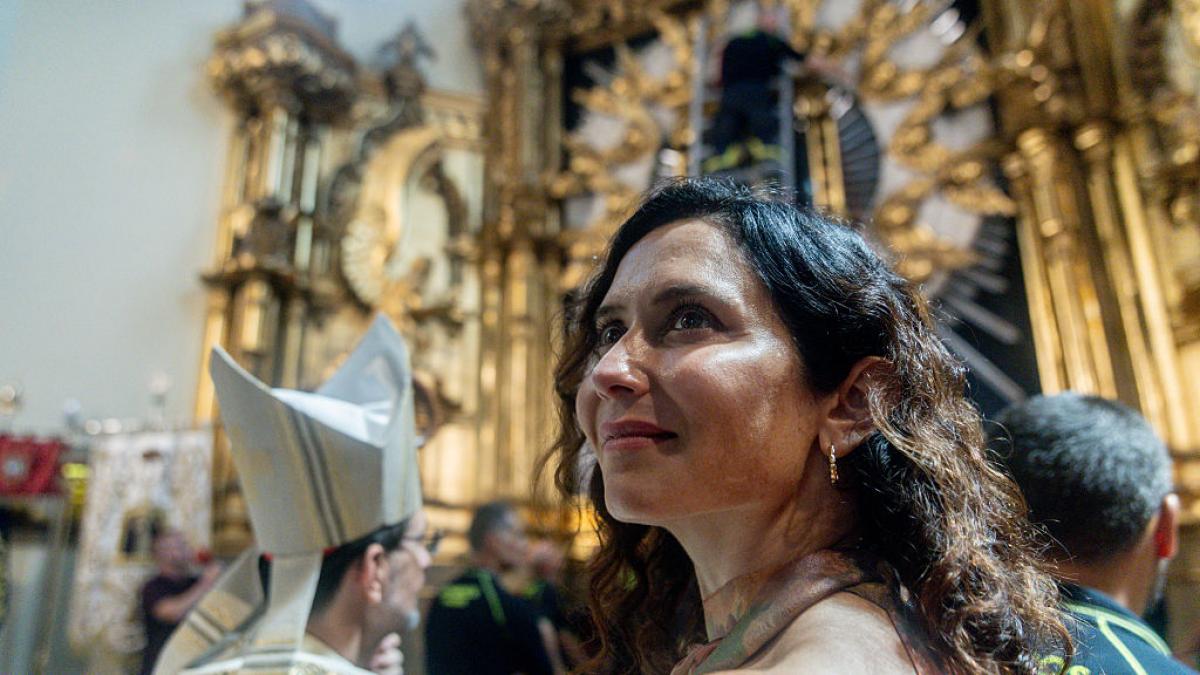 Isabel Díaz Ayuso publica varias fotos y vídeos de "la Madrugá de Sevilla": muchos reparan en un detalle no menor