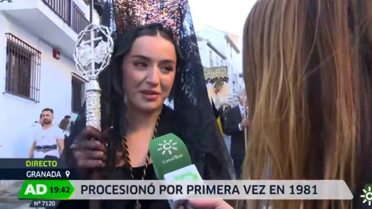 Pillan a Lola Índigo vestida de mantilla en la Semana Santa de Granada: su reacción es de 'tierra trágame'