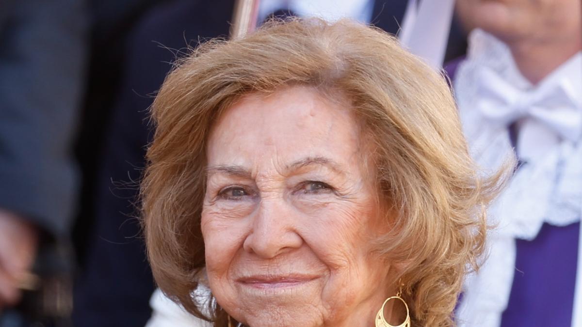 Las anécdotas de la Semana Santa murciana de la reina Sofía con las infantas Elena y Cristina: aplausos, regalos muy curiosos y un momentazo