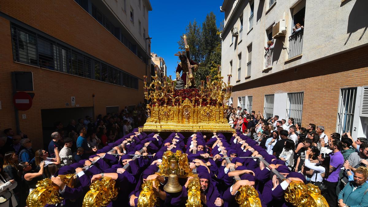 Un historiador ve estos 36 segundos de un joven en la Semana Santa de Málaga y firma la reacción más difundida