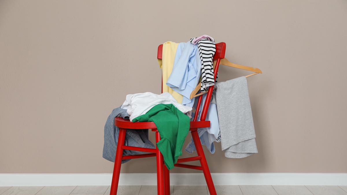 Un psicólogo del comportamiento explica por qué los que apilan ropa en la silla antes de irse a dormir son más creativos y optimistas que los que lo guardan todo