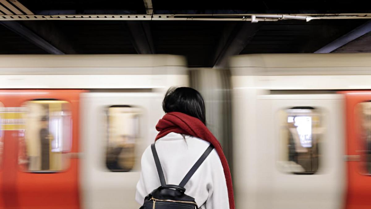 Kaya, 27 años, tarda tres horas en tren para ir a clase porque no puede pagar el alquiler en Londres: "Era un campo de minas: todas las habitaciones costaban más de 1.000 libras"