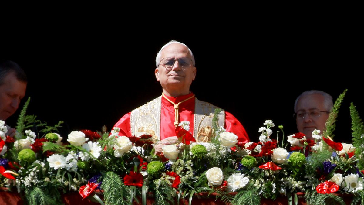 León XIV oficia su primera Misa de Resurrección y pide en el 'Urbi et Orbi' que se abandonen las armas