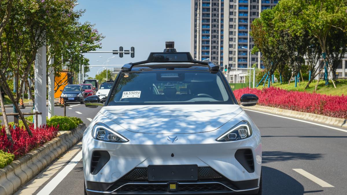 Más de 100 taxis autónomos se detienen de golpe en Wuhan en plena autovía y dejan a sus pasajeros atrapados en el carril central con el tráfico pasando a ambos lados